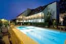 Piscina exterior del hotel iluminada por la noche