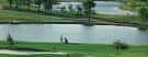 Campo de golf con lagos y jugadores en Santiago de Compostela