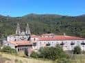 Monasterio de San Cristovo de Cea en un entorno natural