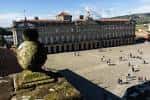 Vista elevada de la Praza do Obradoiro con el Pazo de Raxoi y la actividad en la plaza