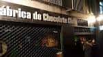 Entrada exterior de La Fábrica de Chocolate Club con el cartel visible
