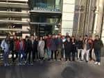 Grupo de personas en la entrada principal de Afundación