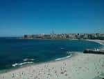 Vista de la playa de Riazor concurrida en un día soleado