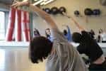 Interior de una sala deportiva universitaria con personas haciendo ejercicio