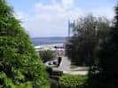 Vistas al mar a través de la vegetación en los Jardines de la Maestranza