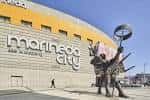 Exterior del Centro Comercial Marineda City con escultura