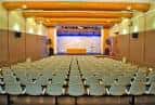 Salón de actos o auditorio con escenario y butacas