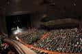 Interior del auditorio con público durante un evento