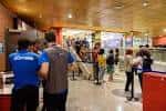 Interior de un vestíbulo o zona de recepción con personas en un evento