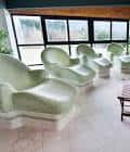 Salón interior con sillones de diseño y grandes ventanales