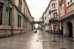 Rúa Bispo Aguirre con arco y calle mojada