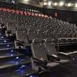Sala de cine o auditorio con butacas