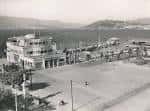 Antigua vista en blanco y negro del Real Club Náutico de Vigo y su entorno portuario