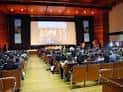 Interior del auditorio principal con público y escenario