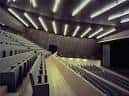 Interior del auditorio con iluminación de techo y disposición de asientos