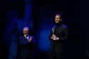Dos personas en el escenario durante una entrega de premios o reconocimiento