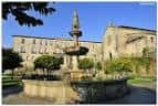Plaza con fuente ornamental y la Iglesia de San Francisco al fondo