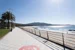 Paseo marítimo de la Playa de Samil bajo un cielo despejado