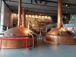 Amplio espacio interior del museo MEGA con los alambiques de cerveza