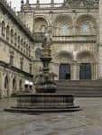 Fuente de los Caballos en la Plaza de Platerías con la fachada de la Catedral.