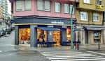 Edificio moderno con tienda en la Calle de A Gaiteira