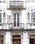 Fachada exterior de la Galería Vilaseco con balcones y ventanales