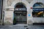 Entrada principal del Hotel Compostela con señalización