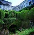 Jardín con setos esculpidos y fuente en el Pazo de San Lorenzo