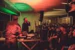Actuación en vivo en la Sala Riquela Club con el público presente