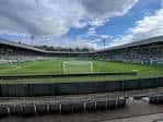 Panorámica del interior del estadio con el campo de juego y las gradas