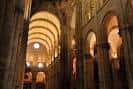 Nave central de la Catedral de Ourense con arcos y bóvedas iluminadas