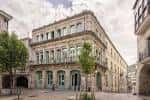 Panorámica exterior de la Biblioteca Pública Juan Compañel en su entorno urbano