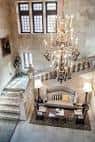 Gran vestíbulo del Parador con escalera señorial y lámpara de araña