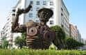 Escultura moderna de estilo industrial en la Praza da Industria