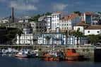 Edificios coloridos a lo largo del paseo marítimo del puerto de Curuxeiras