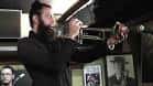 Músico barbudo tocando la trompeta durante una actuación de jazz