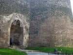 Amplia vista de la Porta Falsa con la muralla y una persona para escala