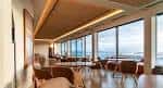 Amplio salón de eventos con vistas al mar y mobiliario contemporáneo