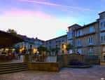 La Praza do Teucro al anochecer, con iluminación ambiental