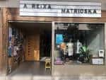 Entrada principal de A Reixa Tenda / Matrioska con su cartel identificativo