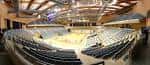 Vista panorámica del interior del Multiusos Fontes do Sar con la cancha y gradas vacías
