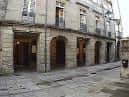 Fachada exterior del Teatro Principal con arcos en la planta baja