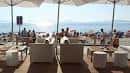 Terraza de chiringuito con sombrillas y vistas al mar en Vigo