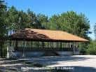 Pabellón cubierto de madera en el Parque Forestal de Zamáns, ideal para eventos al aire libre.