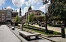 Zona de paseo de la Plaza Mayor de Lugo con bancos y jardines