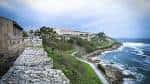 Panorámica de la costa y el Parador de Baiona desde las murallas de la fortaleza