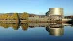 Vista panorámica del Pazo da Cultura con su reflejo en el agua