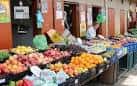 Puestos de frutas frescas en el Mercado de Abastos de Santiago