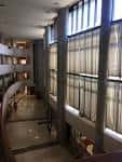 Interior moderno de un edificio judicial con amplios ventanales y pasillos