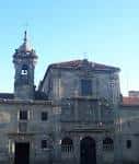 Vista exterior lateral del Convento de las Madres Mercedarias bajo cielo azul